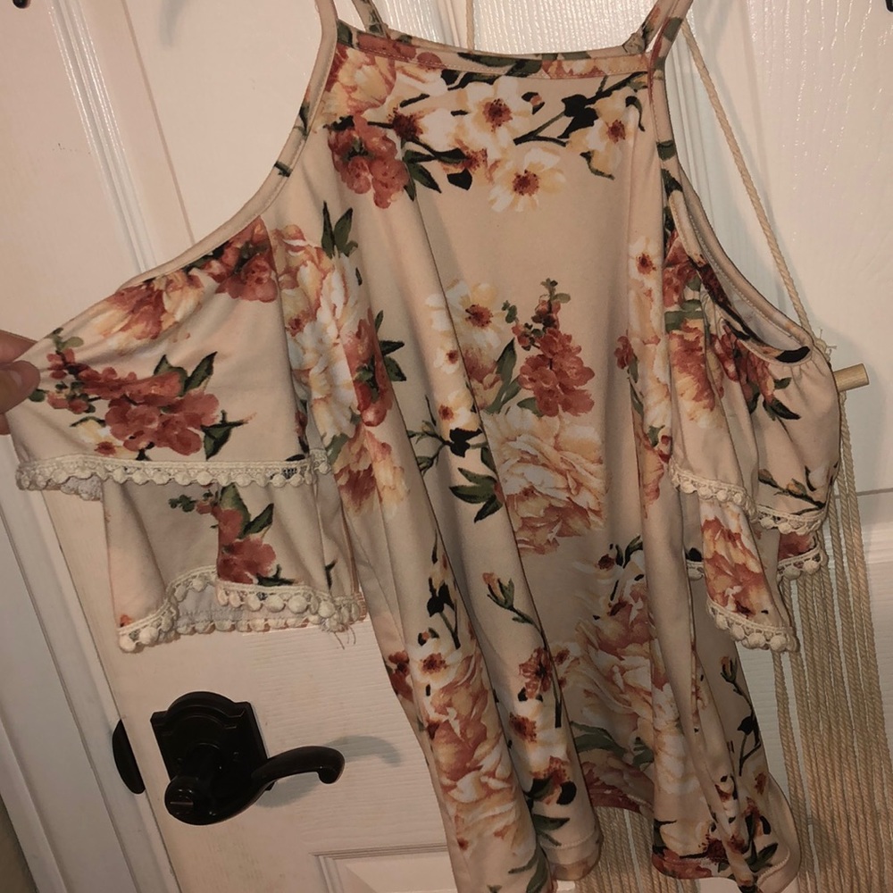 Floral, off the shoulder shirt ❤️